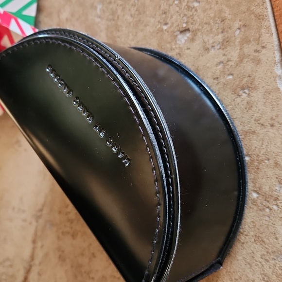 Marc by Marc Jacobs black hard shell eyeglass/sunglasses holder - Picture 3 of 11